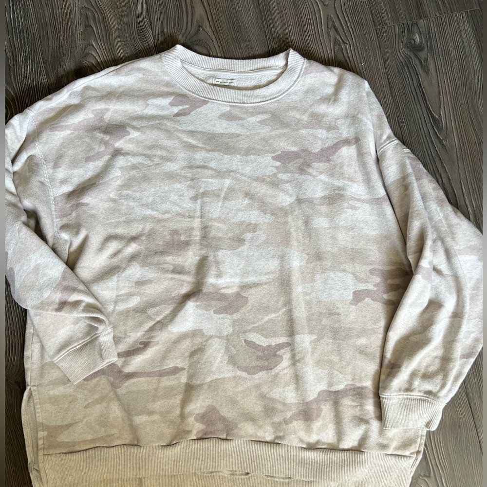 American Eagle loose fit tan army print crew neck sweater. Size Large